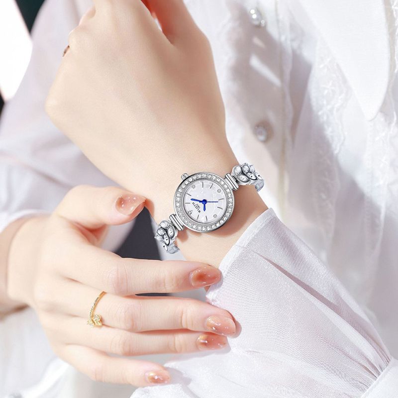 A watch student casual women's light luxury versatile waterproof women's quartz watch fashion bracelet watch