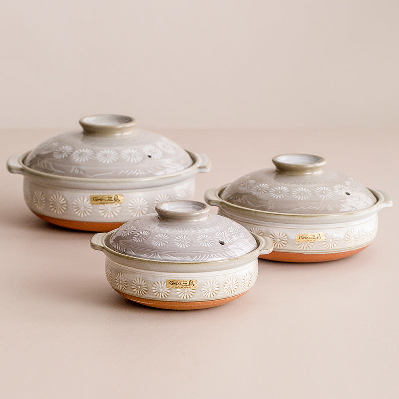 A clay soup pot