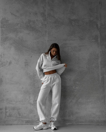 A long-sleeved sweater set two-piece set