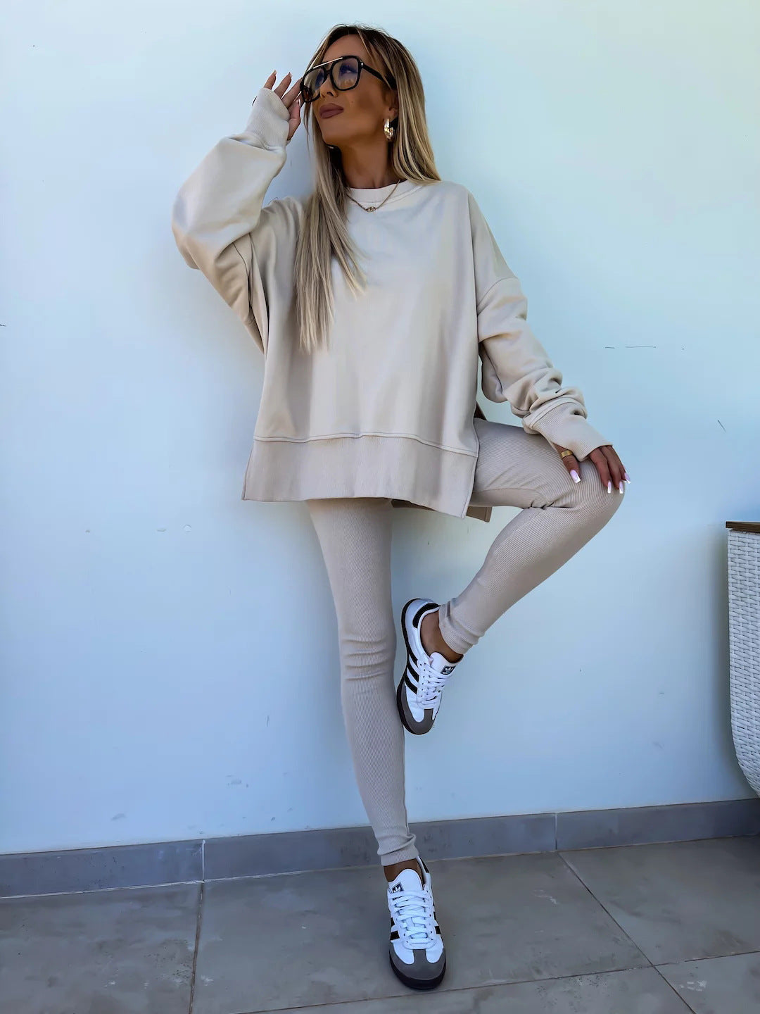 A sweatshirt with long sleeves for two pieces