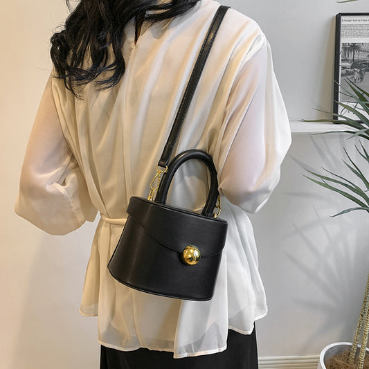 A new high-end fashion shoulder messenger bag, foreign style versatile bucket bag