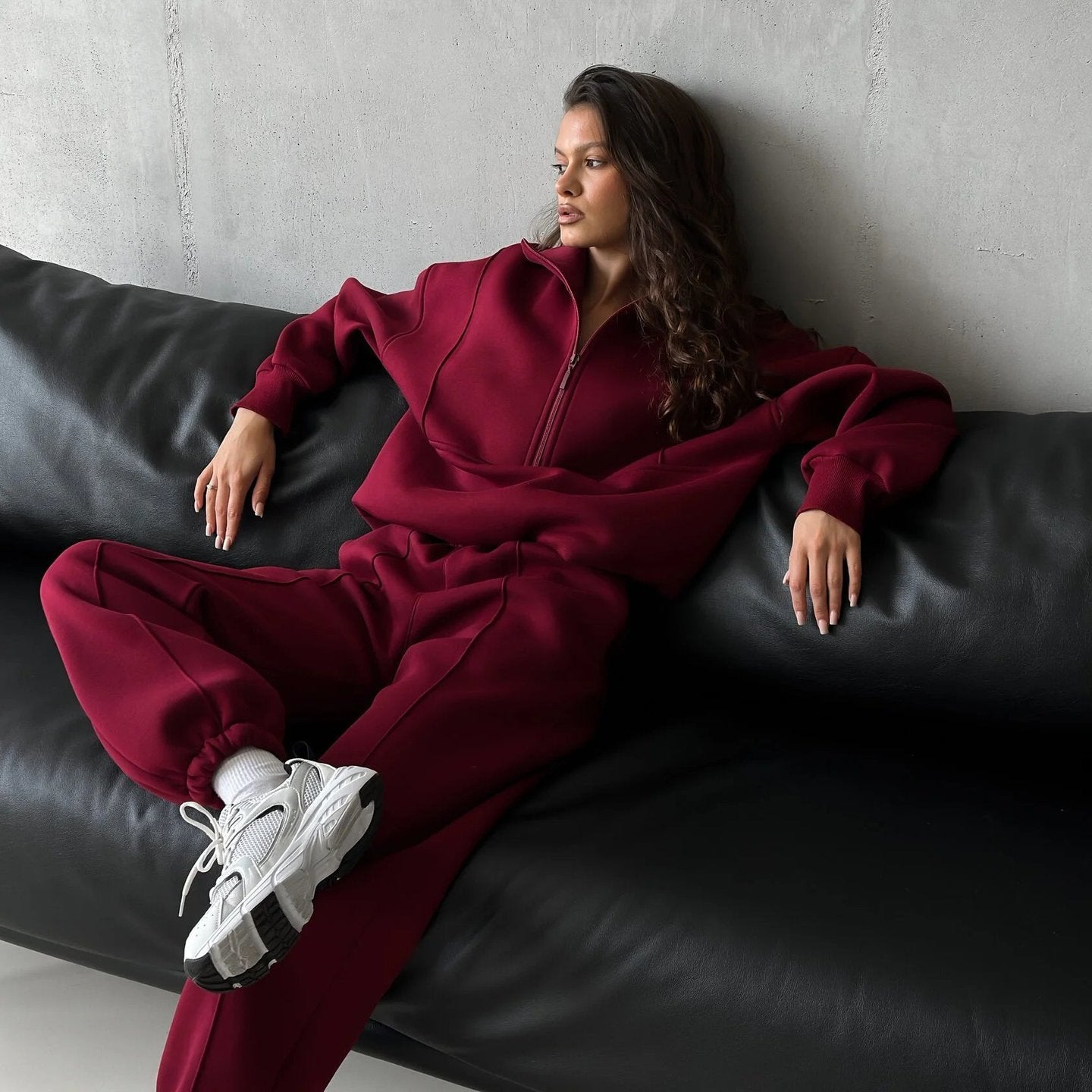A long-sleeved sweater set two-piece set
