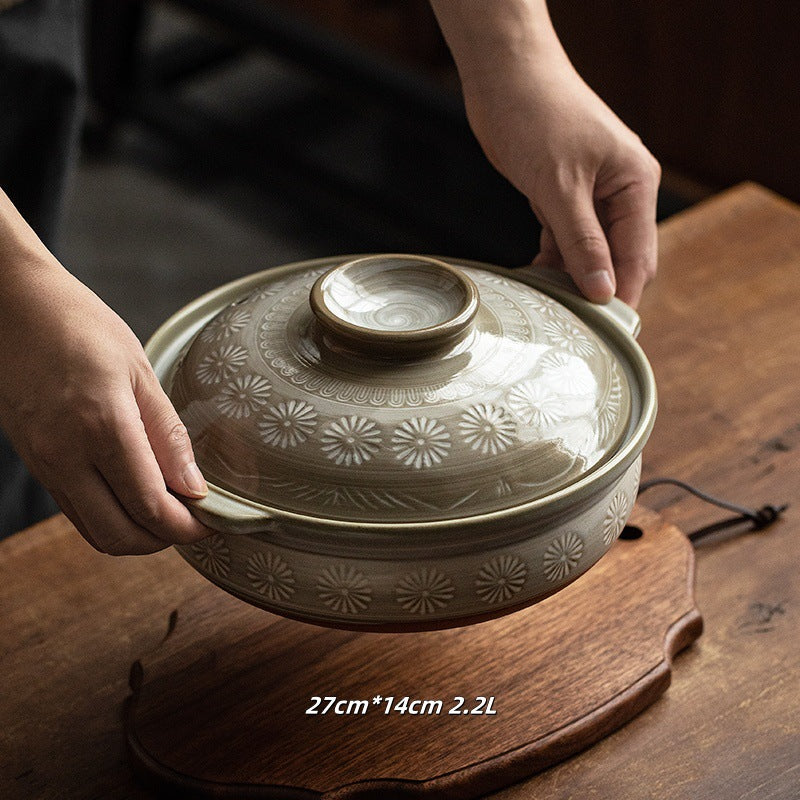 A clay soup pot