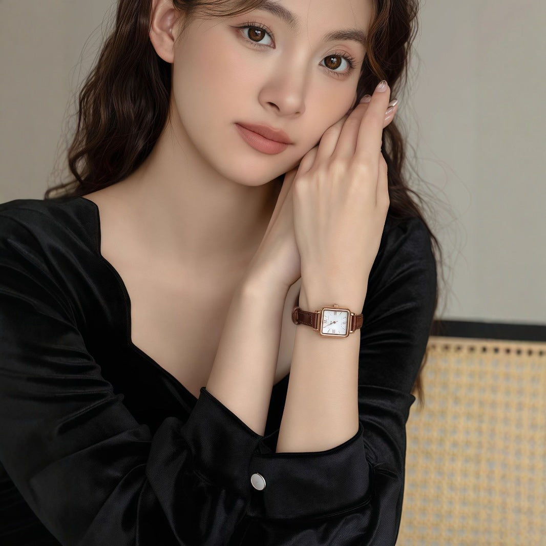 ساعة RISCYUE النسائية الكلاسيكية الفاخرة ذات اللون البني، بتصميم مكعب سكر أنيق وعصري، تعمل بنظام الكوارتز.
