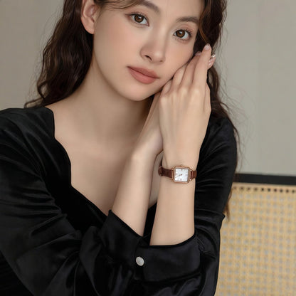 ساعة RISCYUE النسائية الكلاسيكية الفاخرة ذات اللون البني، بتصميم مكعب سكر أنيق وعصري، تعمل بنظام الكوارتز.