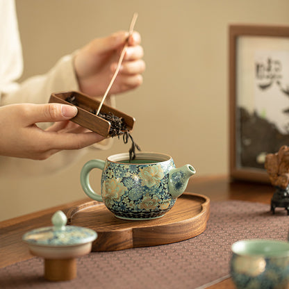 A teapot tea