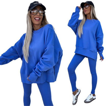A sweatshirt with long sleeves for two pieces