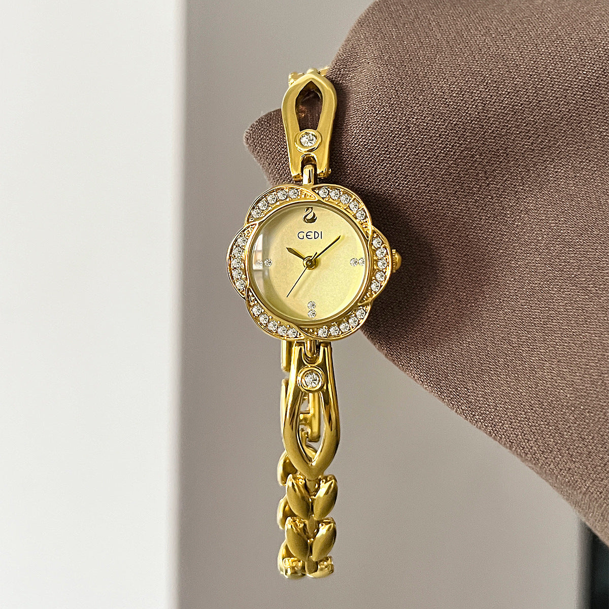 A Watch Women's Light Luxury Niche Simple Temperament Bracelet Women's Flower Dial High-end Ladies