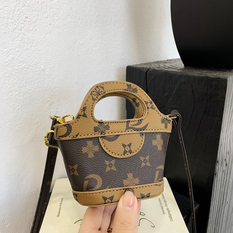 فتاة صغيرة تغير حقيبة يدها 