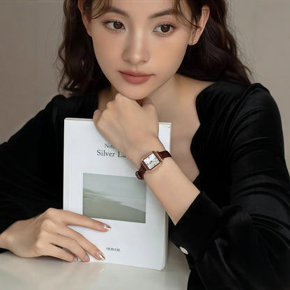 ساعة RISCYUE النسائية الكلاسيكية الفاخرة ذات اللون البني، بتصميم مكعب سكر أنيق وعصري، تعمل بنظام الكوارتز.