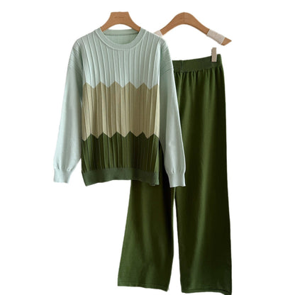 A long-sleeved knitted sweater two-piece set