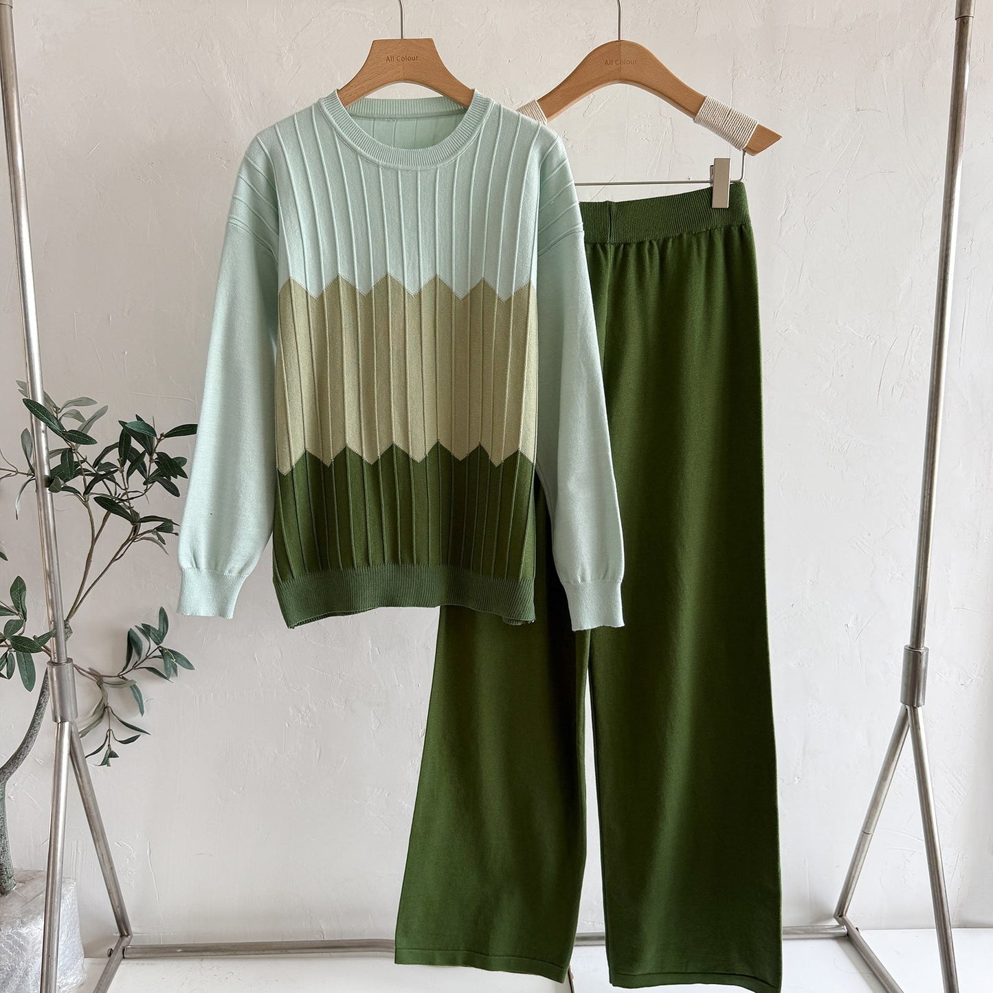 A long-sleeved knitted sweater two-piece set