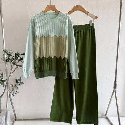 A long-sleeved knitted sweater two-piece set