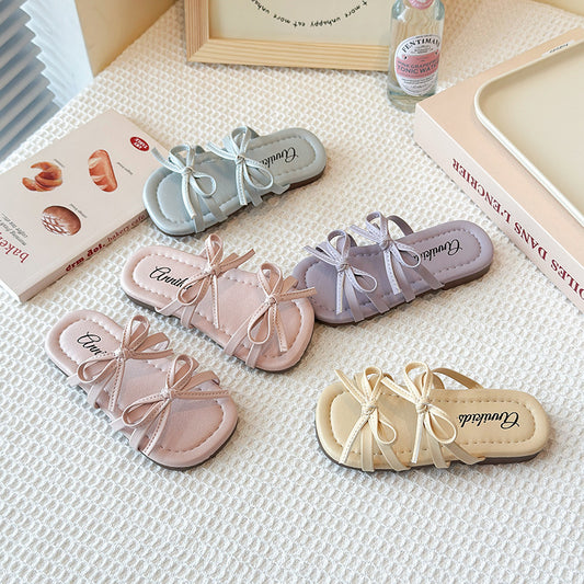 A children's open-toed slippers