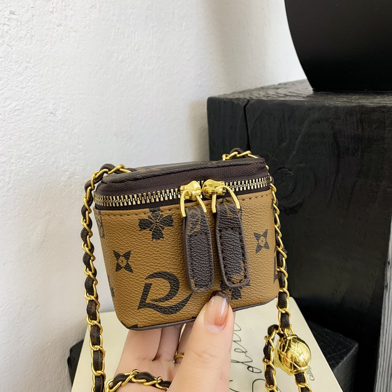 فتاة صغيرة تغير حقيبة يدها 