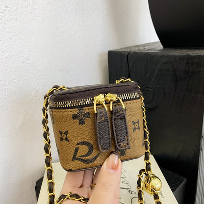 فتاة صغيرة تغير حقيبة يدها 
