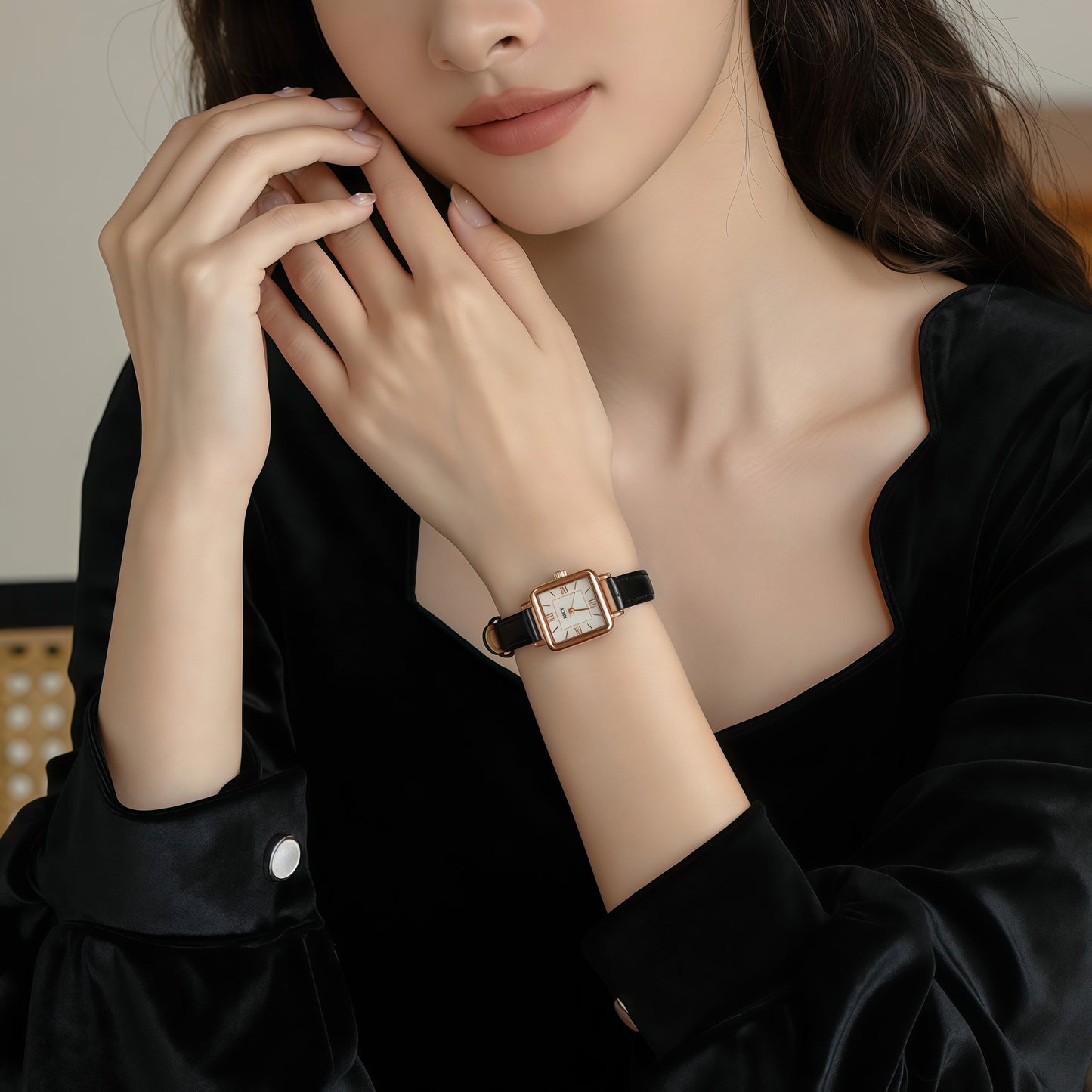 ساعة RISCYUE النسائية الكلاسيكية الفاخرة ذات اللون البني، بتصميم مكعب سكر أنيق وعصري، تعمل بنظام الكوارتز.