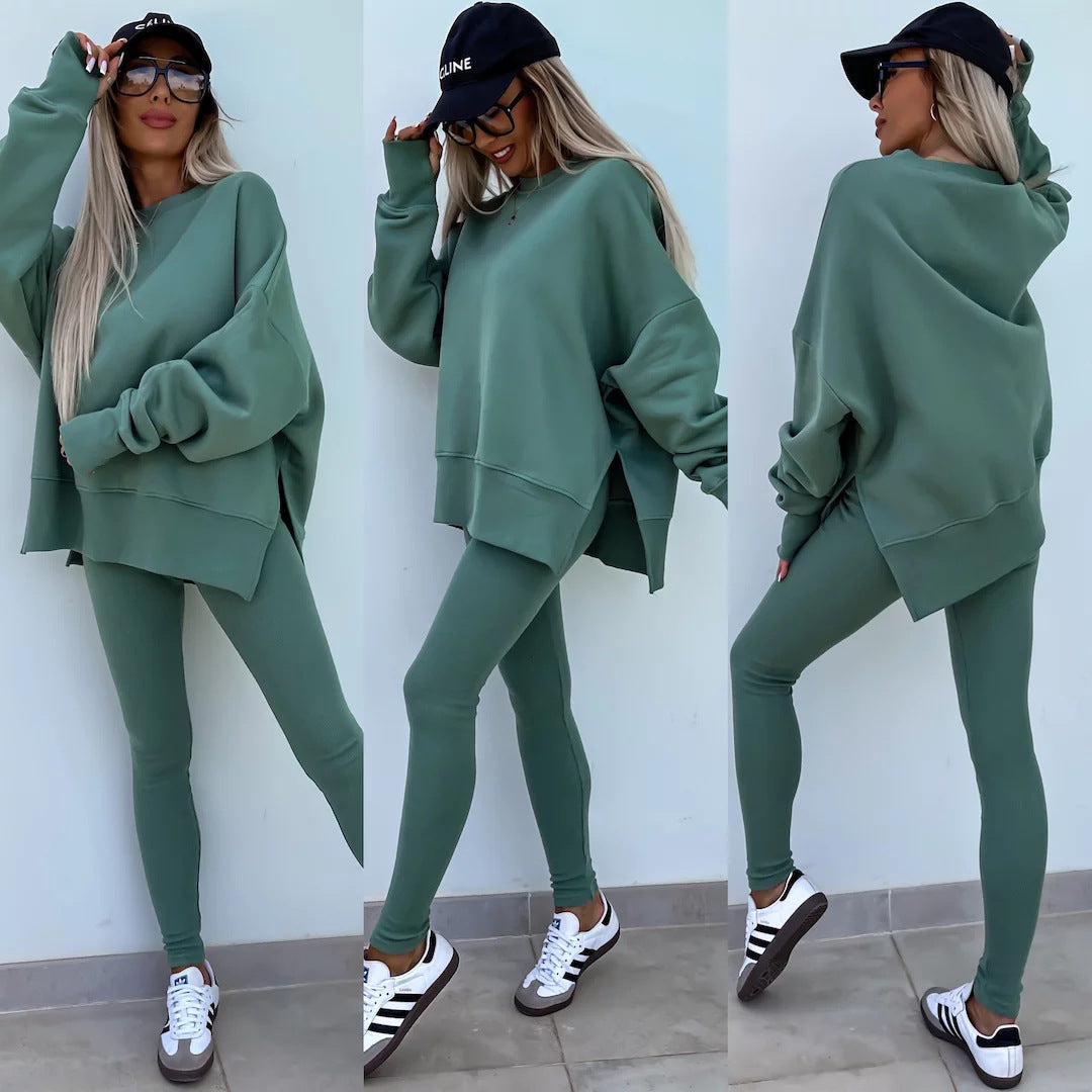 A sweatshirt with long sleeves for two pieces