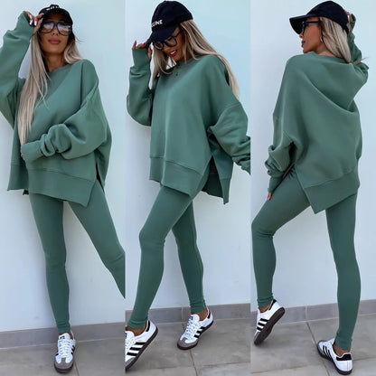 A sweatshirt with long sleeves for two pieces