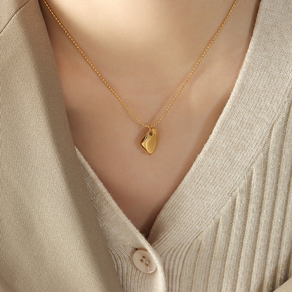 A pendant necklace