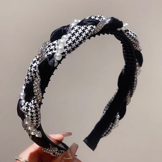 A French high-end hair accessories, thousand bird grid twist rhinestone pearl headband, high skull top, small face, head band, anti-skid hairpin.