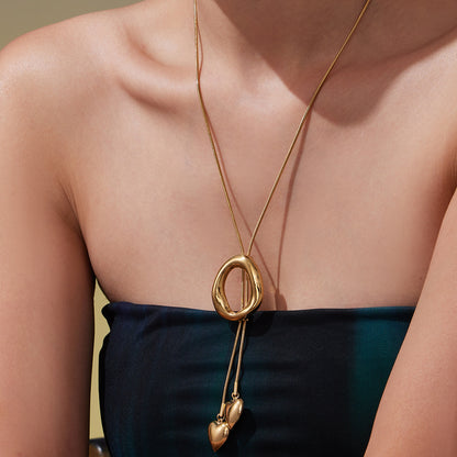 A long necklace jewelry