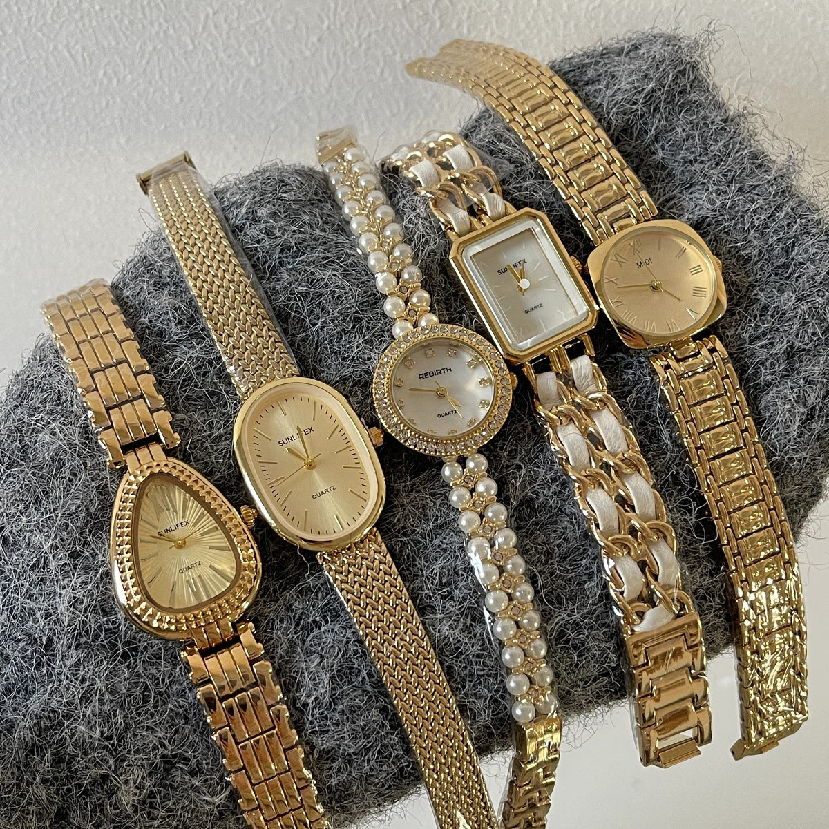 A watch women's niche light luxury retro exquisite high-end gold steel belt watch