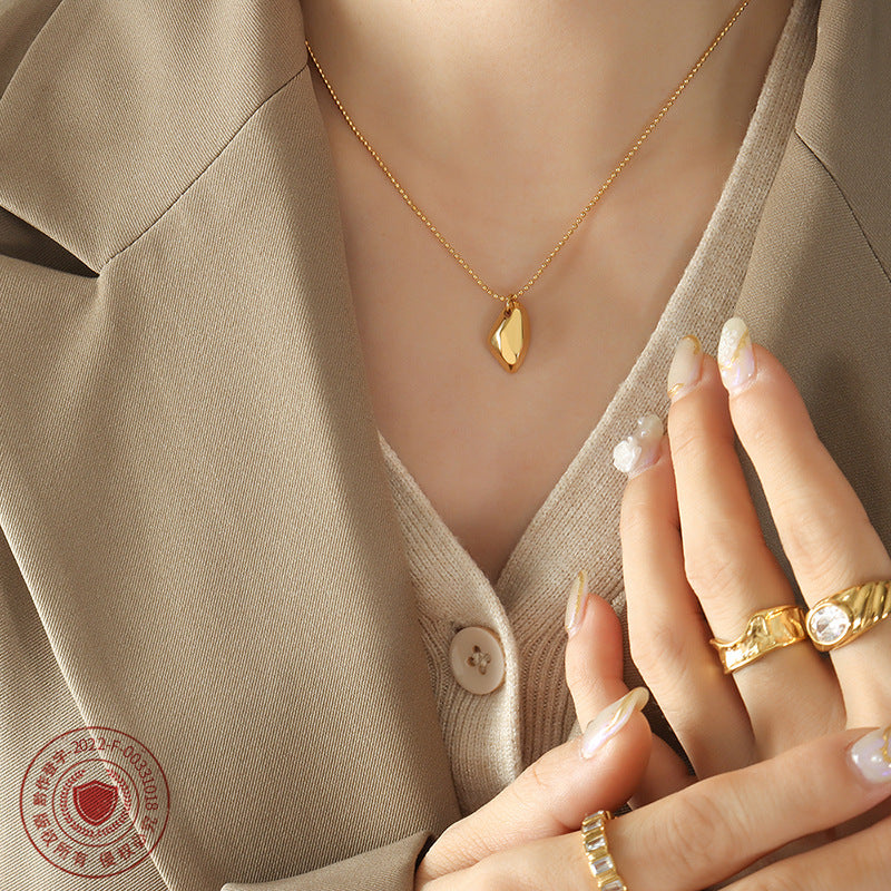 A pendant necklace