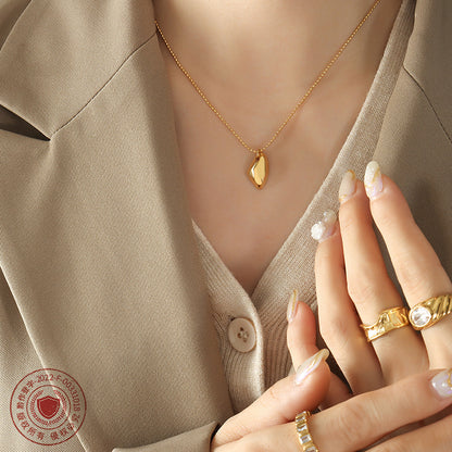 A pendant necklace