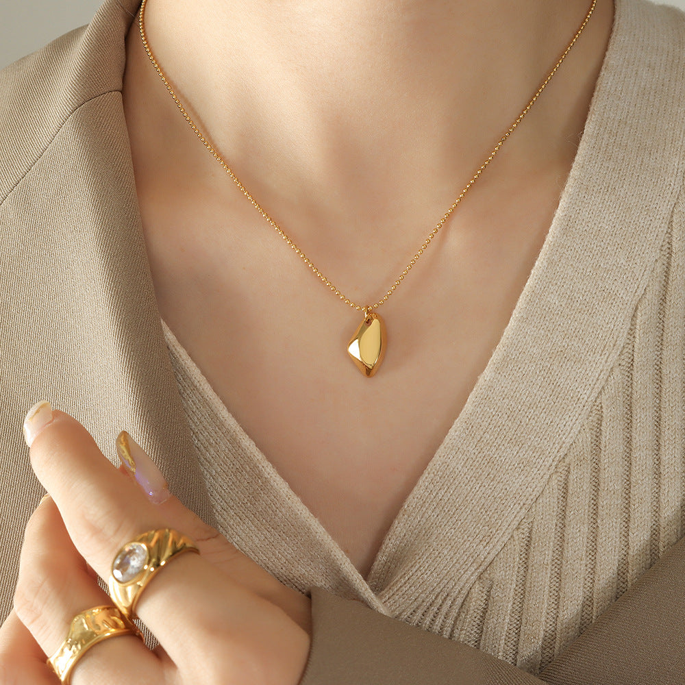 A pendant necklace