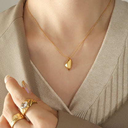 A pendant necklace