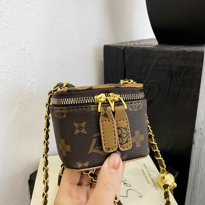 فتاة صغيرة تغير حقيبة يدها 