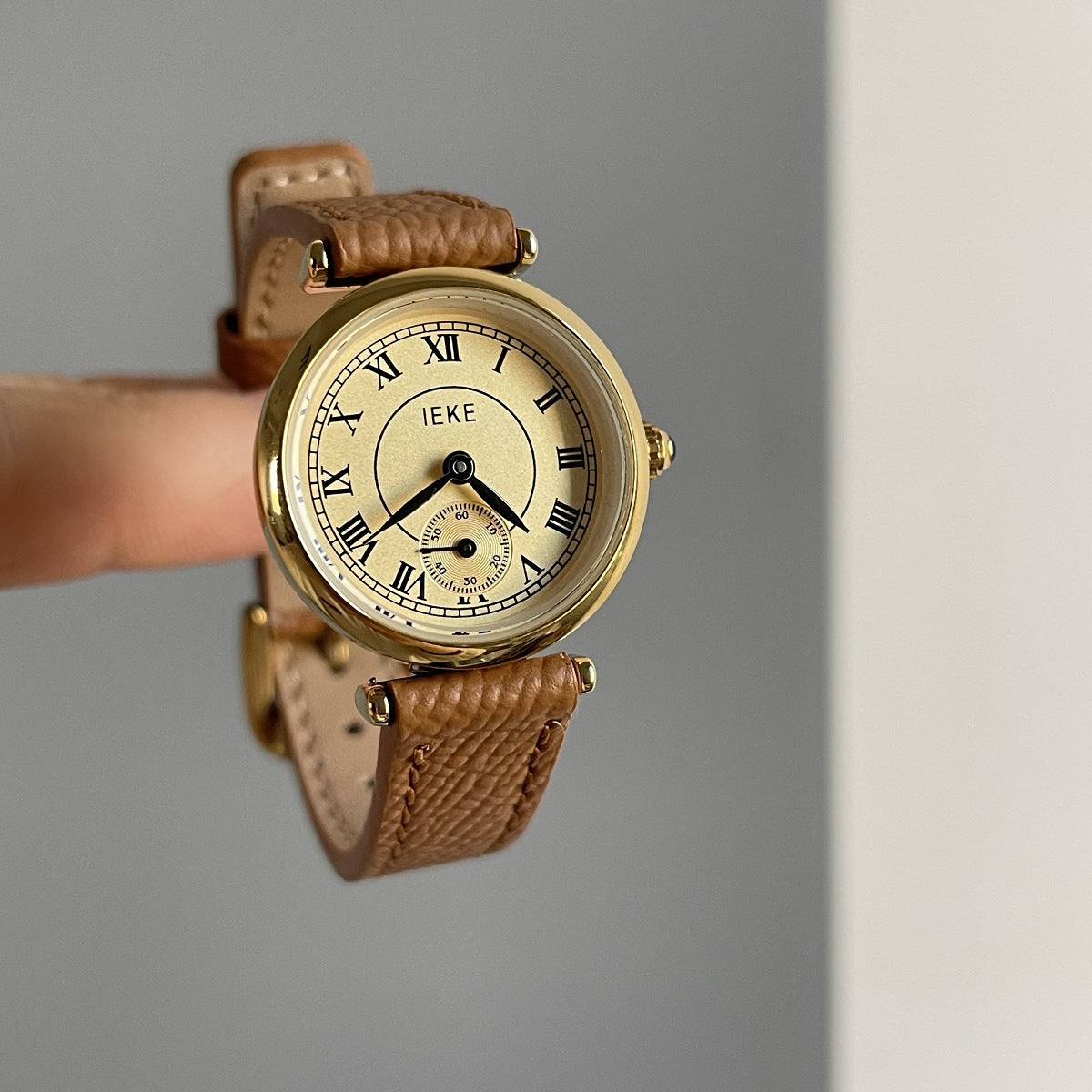 A watch women's niche light luxury retro exquisite high-end gold steel belt watch