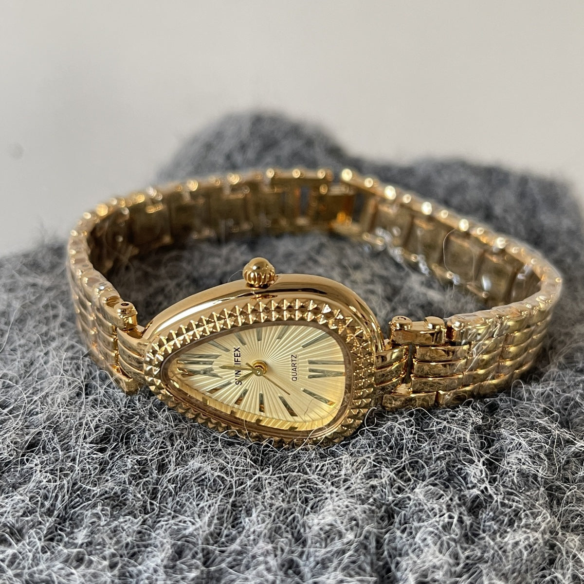 A watch women's niche light luxury retro exquisite high-end gold steel belt watch