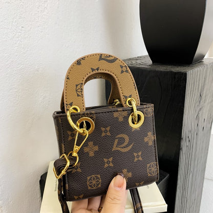 فتاة صغيرة تغير حقيبة يدها 