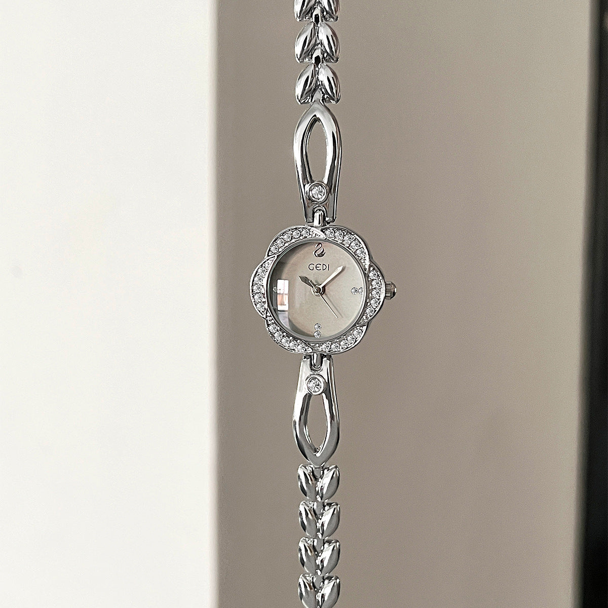 A Watch Women's Light Luxury Niche Simple Temperament Bracelet Women's Flower Dial High-end Ladies