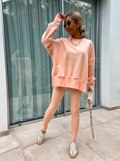 A sweatshirt with long sleeves for two pieces