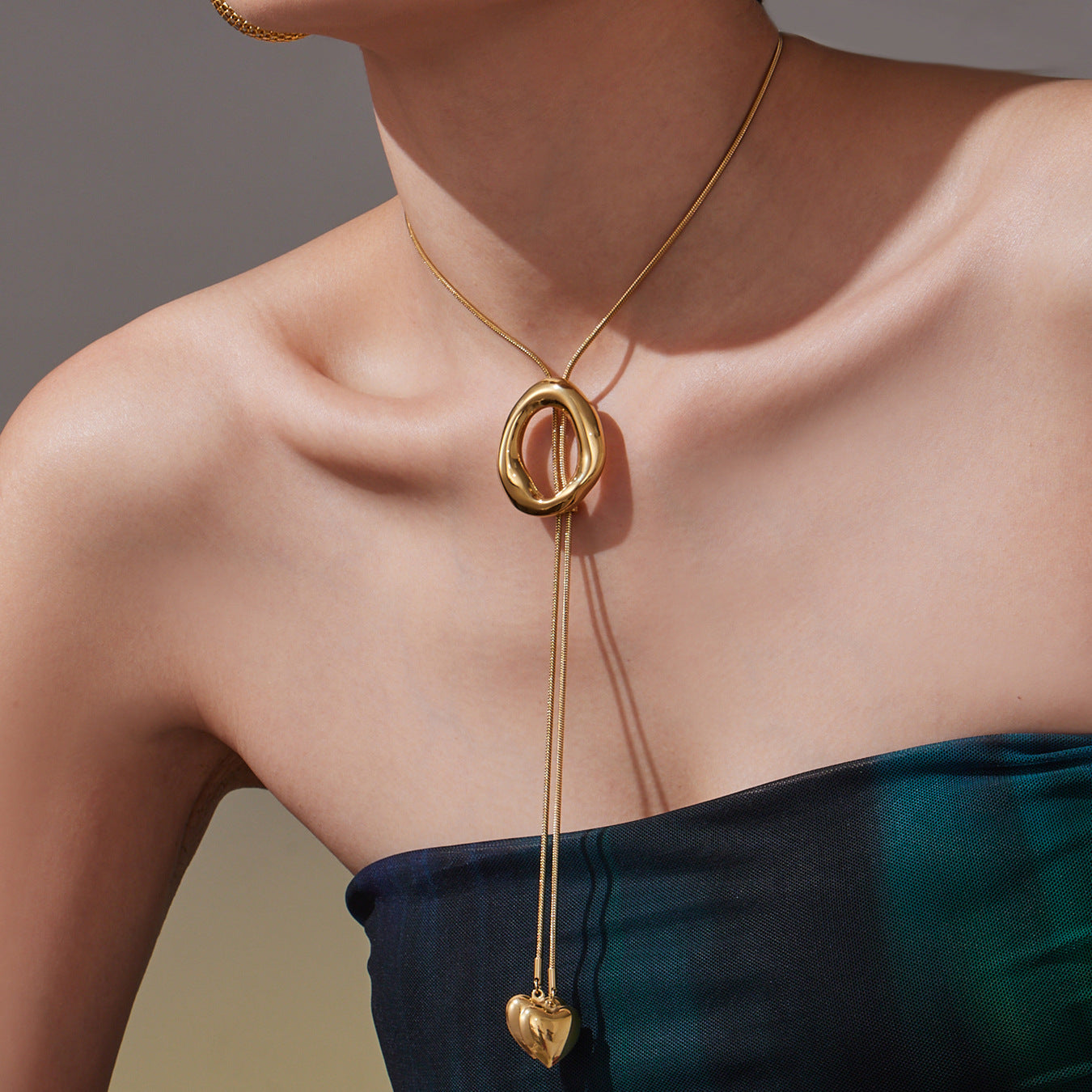 A long necklace jewelry