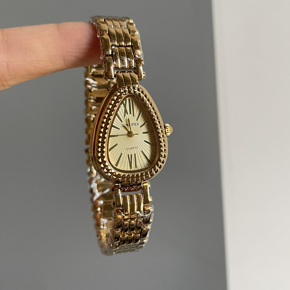 A watch women's niche light luxury retro exquisite high-end gold steel belt watch