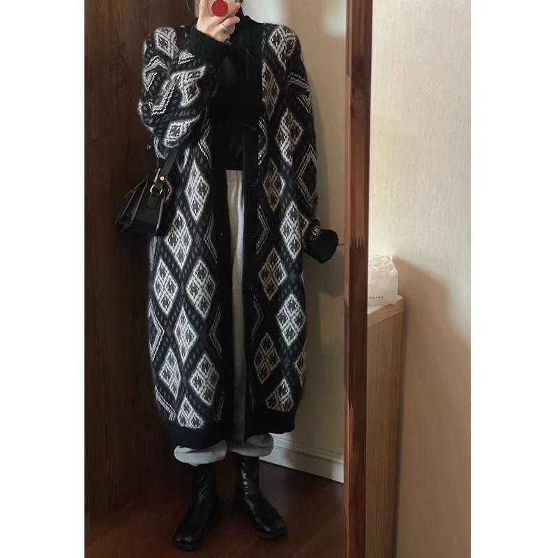 A long knit jacket