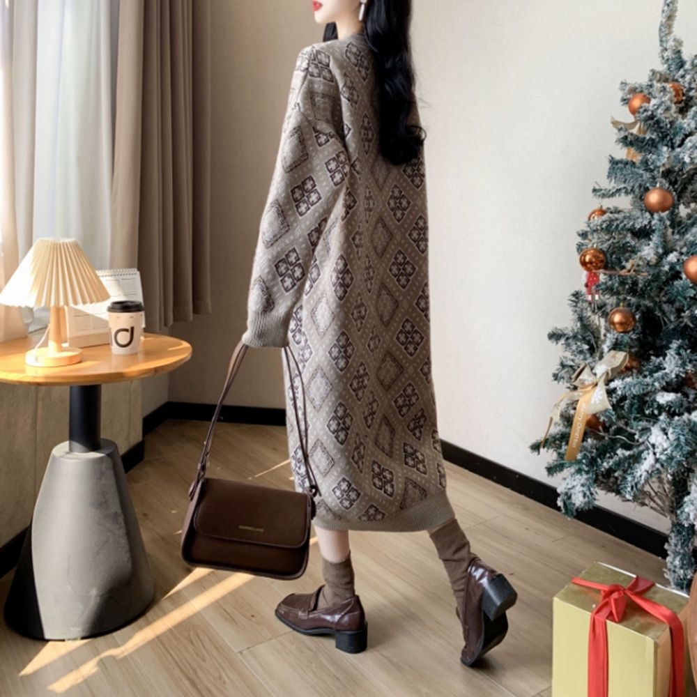 A long knit jacket